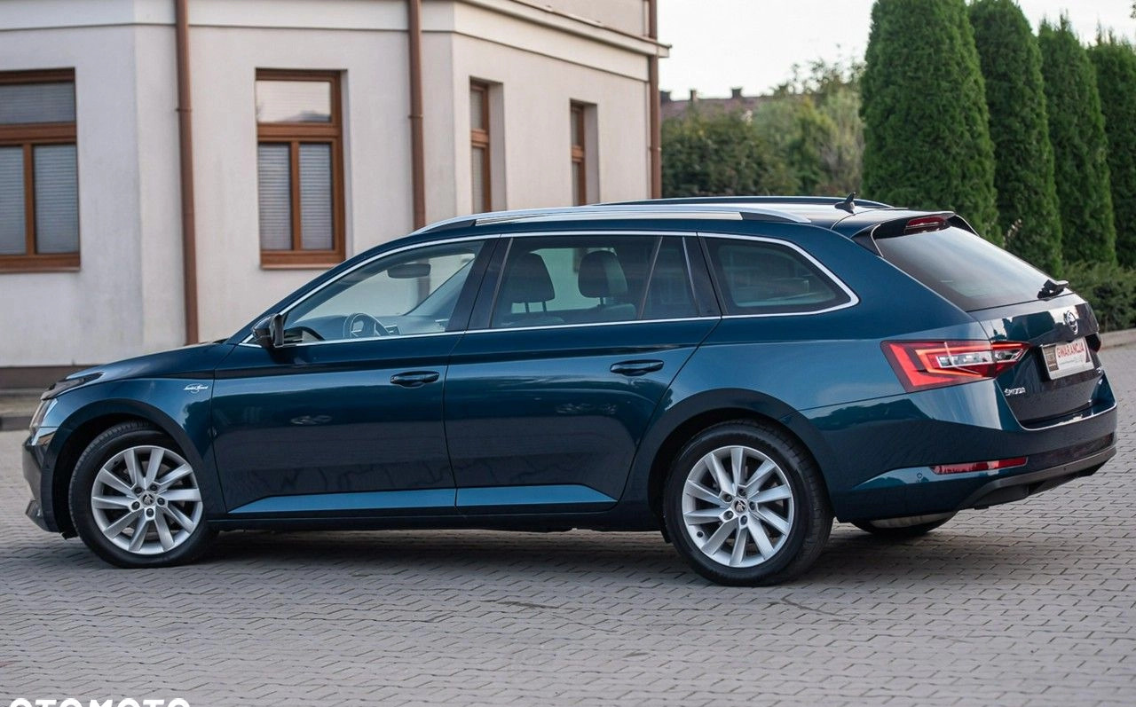 Skoda Superb cena 87700 przebieg: 197000, rok produkcji 2017 z Gdynia małe 704